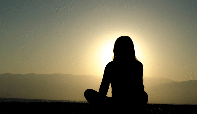 women-meditating-at-sunset_800